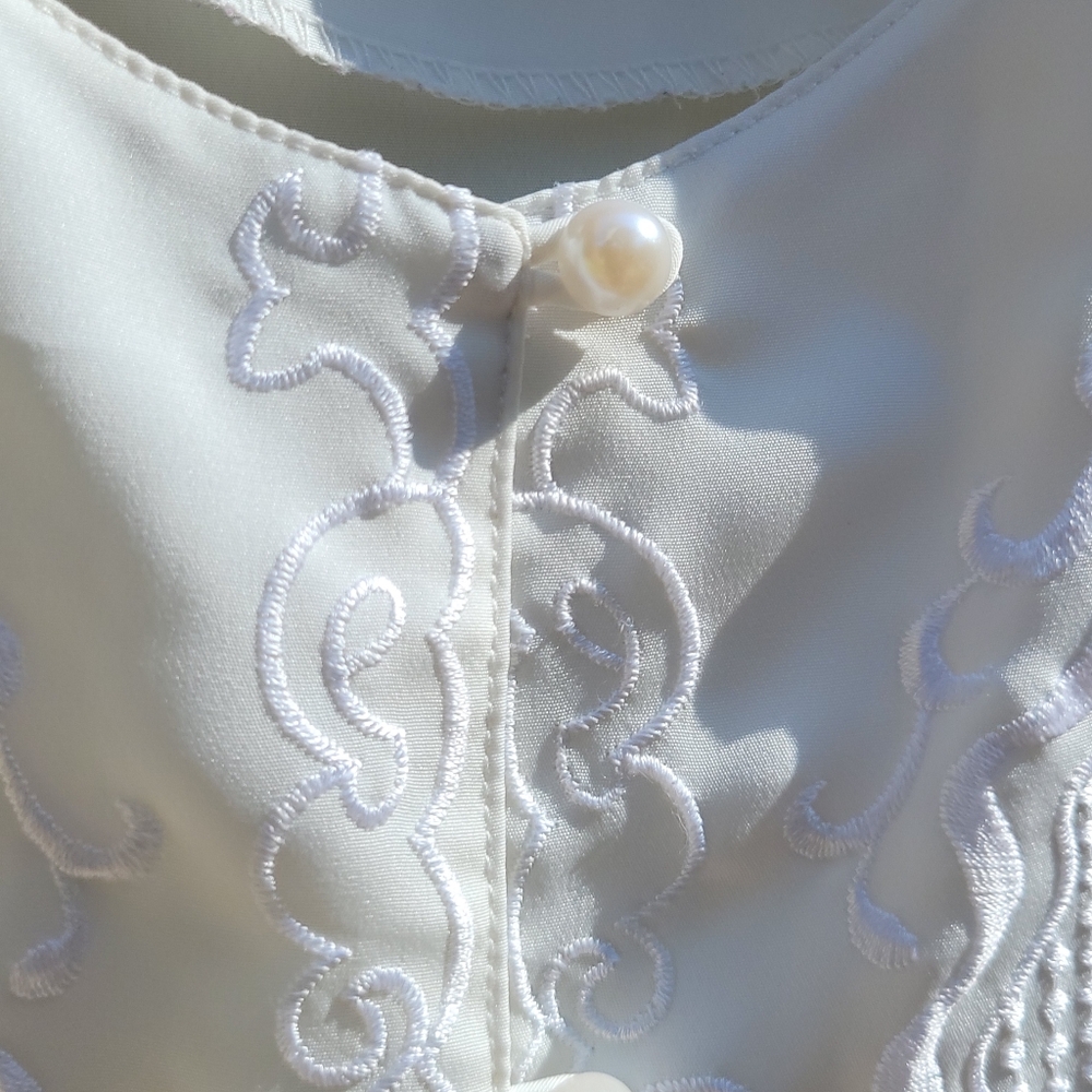 Liz Baker Essentials Pearl Embroidered Blouse 8P | White Short Sleeve - Picture 8 of 8